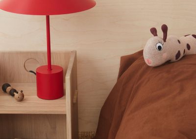 Holz-Rassel Larve aus Holz OYOY