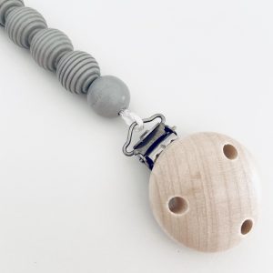 Schnullerkette by SOE Holz hellgrau